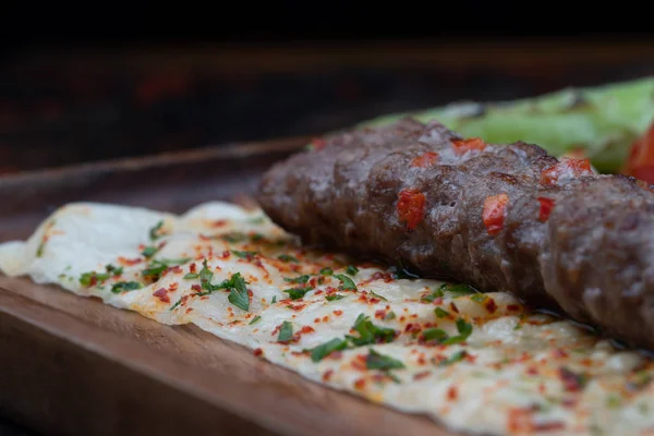 Kırsal Ahşap Masada Izole Edilmiş Türk Lula Kuzusu Biftek Kebabı — Stok fotoğraf