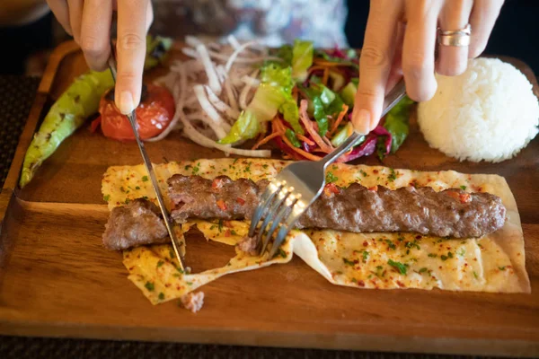 Primo Piano Mani Femminili Mangiare Lula Agnello Manzo Kebab Nel — Foto Stock