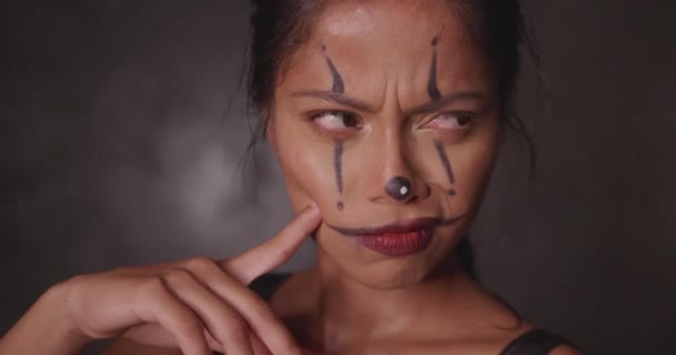 Halloween Clown Frauenporträt Posiert Mit Mienen Über Betonmauer Hintergrund Video — Stockvideo