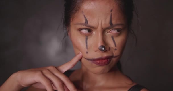 Halloween Clown Vrouw Portret Poseren Het Maken Van Uitdrukkingen Betonnen — Stockvideo