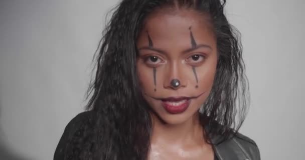 Halloween Clown Vrouw Portret Maken Uitdrukkingen Witte Muur Achtergrond — Stockvideo