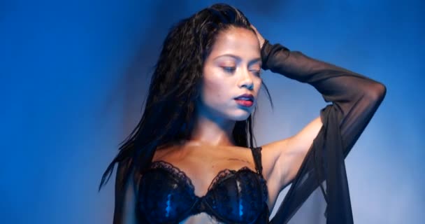 Porträt Einer Sinnlichen Frau Schwarzen Dessous Die Blauen Neonlichtstudio Posiert — Stockvideo