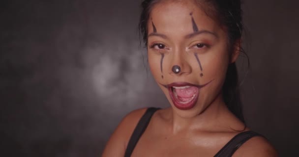 Halloween Clown Vrouw Portret Poseren Het Maken Van Uitdrukkingen Betonnen — Stockvideo