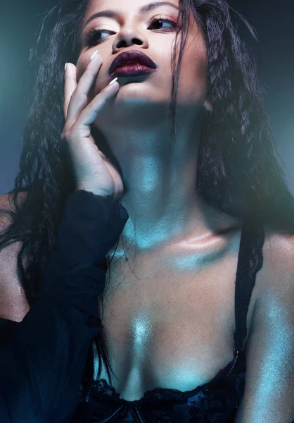 Retrato Mujer Sensual Sujetador Negro Posando Estudio Luz Neón Azul —  Fotos de Stock