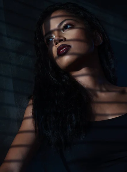 Retrato Mujer Sensual Top Negro Con Una Sombra Rayada Las —  Fotos de Stock