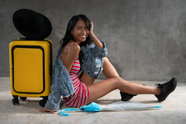 Porträtt Leende Ung Asiatisk Kvinna Med Bagage Isolerade Över Betongvägg — Stockfoto