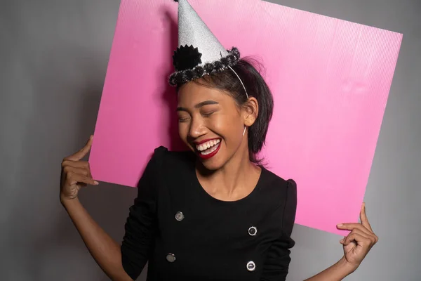 Menina Asiática Muito Feliz Boné Aniversário Segurando Placa Rosa Atrás — Fotografia de Stock