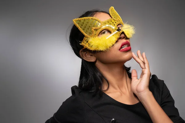 Retrato Atraente Jovem Mulher Asiática Ouro Gato Máscara Carnaval Isolado — Fotografia de Stock