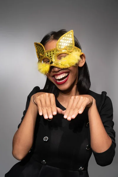 Porträtt Attraktiv Ung Asiatisk Kvinna Guld Katt Karneval Mask Isolerad — Stockfoto