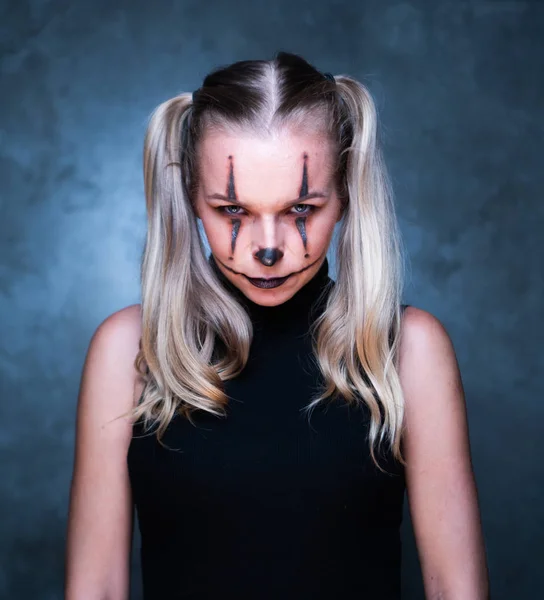 Halloween Clown Frauenporträt Posiert Über Betonwand Hintergrund — Stockfoto