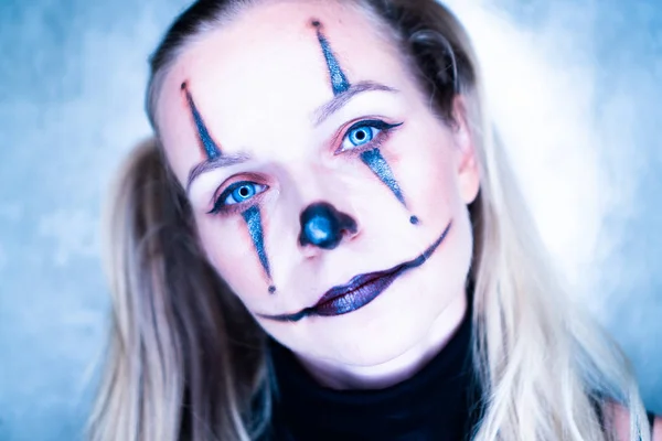 Halloween Palhaço Mulher Retrato Posando Sobre Concreto Parede Fundo — Fotografia de Stock