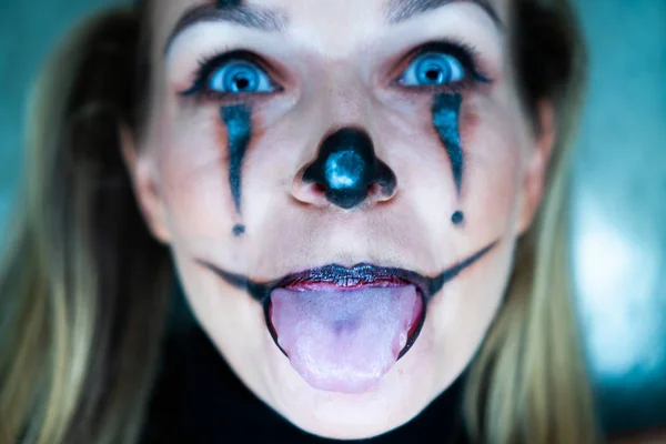 Halloween Clown Kvinna Porträtt Poserar Över Betong Vägg Bakgrund — Stockfoto