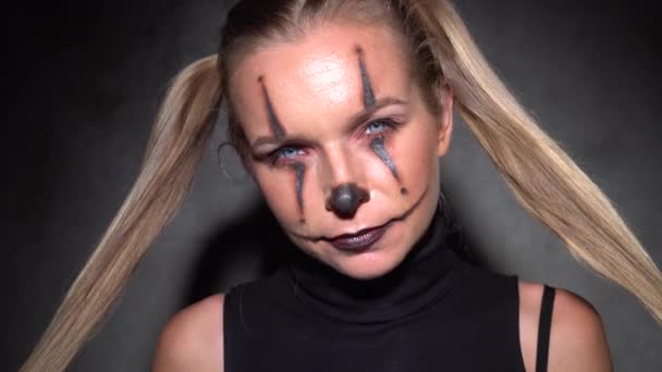 Halloween Clown Kvinna Porträtt Poserar Över Betong Vägg Bakgrund — Stockvideo