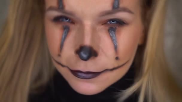 Halloween Clown Kvinna Porträtt Poserar Över Betong Vägg Bakgrund Video — Stockvideo