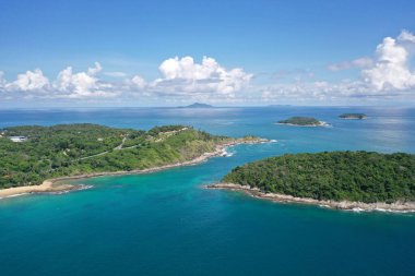 Nai Harn Sahili ve Promtep Pelerini 'ni görmek için dağdan Alpha hin Barajı' na doğru hava manzarası.