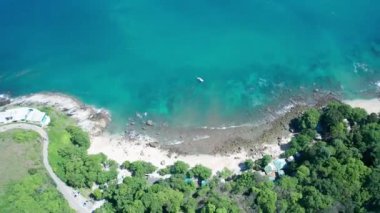 Nai Harn Sahili ve Promtep Pelerini 'ni görmek için dağdan Alpha hin Barajı' na doğru hava manzarası.