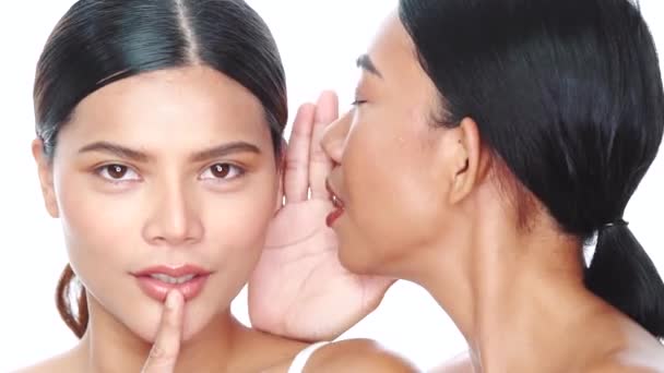 Primer Plano Enfrenta Dos Hermosas Mujeres Asiáticas Chismorreando Sobre Fondo — Vídeo de stock