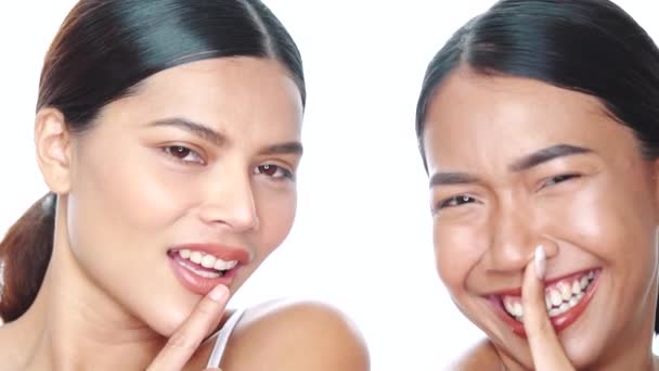 Closeup Enfrenta Duas Belas Mulheres Asiáticas Olhando Para Câmera Sobre — Vídeo de Stock