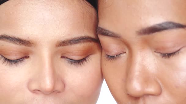 Gros Plans Deux Belles Femmes Asiatiques Ouvrant Les Yeux Regardant — Video