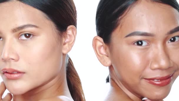 Nahaufnahmen Zeigen Zwei Schöne Asiatische Frauen Die Vor Weißem Hintergrund — Stockvideo
