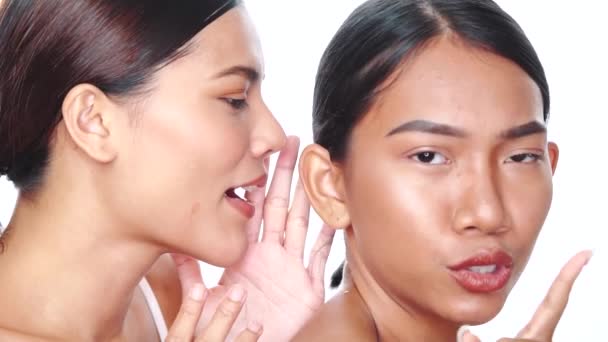 Close Gezichten Van Twee Mooie Aziatische Vrouwen Roddelen Witte Achtergrond — Stockvideo