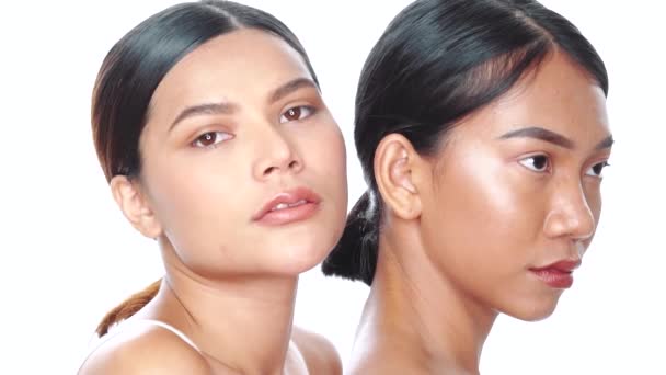 两个漂亮的亚洲女人在白色的背景下看着相机 衣服面对着她们 自然美 护肤化妆品 — 图库视频影像