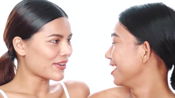 Primeros Planos Rostros Dos Hermosas Mujeres Asiáticas Sonriendo Hablando Mirándose — Vídeo de stock