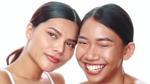 Detailní Tváře Dvou Krásných Asijských Žen Usmívají Dívají Kamery Bílém — Stock video