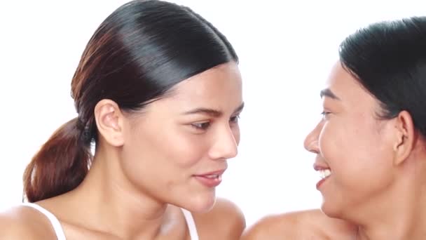 Gros Plan Visages Deux Belles Femmes Asiatiques Souriant Regardant Caméra — Video