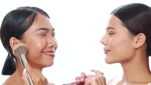 Detailní Tváře Dvou Krásných Asijských Žen Usmívají Dívají Sebe Fotoaparát — Stock video