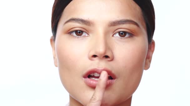 Närbild Ansikte Vacker Asiatisk Kvinna Tittar Kameran Över Vit Bakgrund — Stockvideo