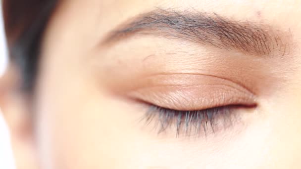 Retrato Recortado Mulher Sobre Fundo Branco Extremo Close Fechar Olhos — Vídeo de Stock