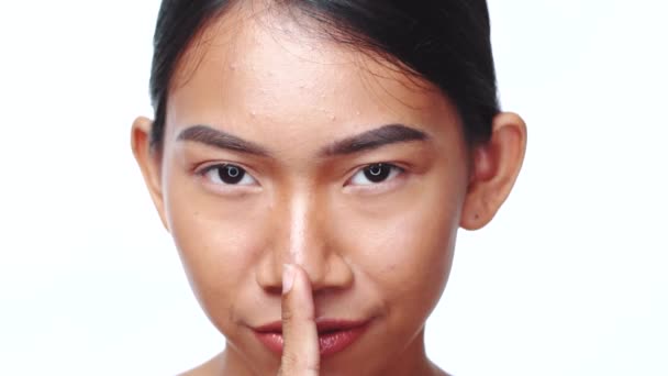 Portret Azjatki Podnoszącej Palec Ust Prosząc Ciszę — Wideo stockowe