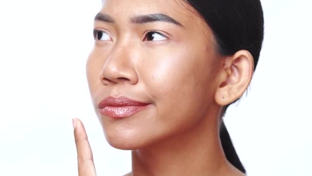Detailní Tvář Krásné Asijské Ženy Při Pohledu Kameru Dělá Různé — Stock video
