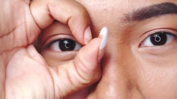 Gesneden Portret Van Vrouw Witte Achtergrond Extreme Close Close Vrouwelijk — Stockvideo