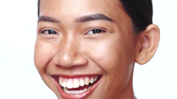 Närbild Ansikte Vacker Asiatisk Kvinna Tittar Kameran Gör Cirkel Kikare — Stockvideo