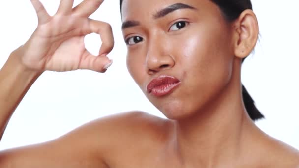 Close Rosto Bela Mulher Asiática Olhando Para Câmera Fazendo Círculo — Vídeo de Stock