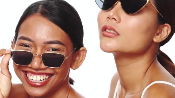 Retrato Dos Jóvenes Mujeres Asiáticas Sonrientes Sonriendo Posando Gafas Sol — Vídeos de Stock