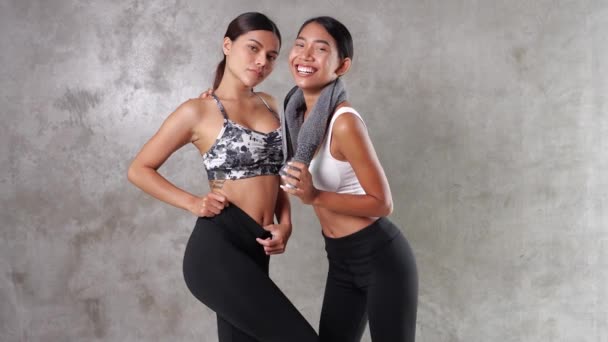 Dos Hermosas Mujeres Asiáticas Jóvenes Gimnasio Felices Amigas Pasando Tiempo — Vídeo de stock