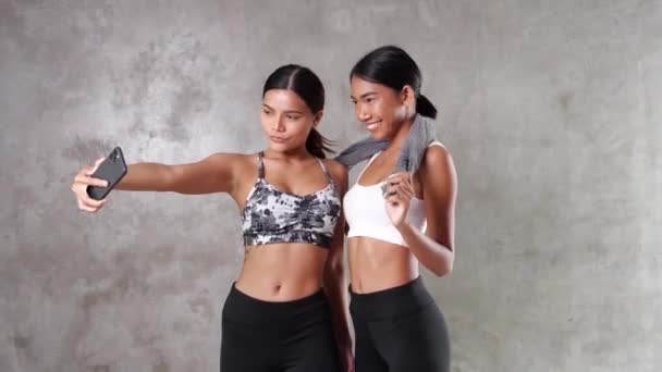 Δύο Όμορφες Νεαρές Ασιάτισσες Φωτογραφίζουν Selfie Έξυπνο Τηλέφωνο Στο Γυμναστήριο — Αρχείο Βίντεο