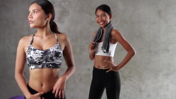 Twee Mooie Jonge Aziatische Vrouwen Sportschool Gelukkige Vrouwelijke Vrienden Die — Stockvideo