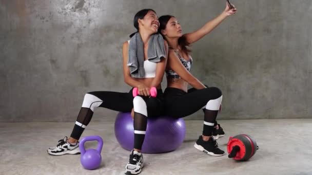 Twee Mooie Jonge Aziatische Vrouwen Poseren Met Fitness Bal Halter — Stockvideo