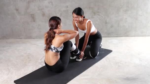 Дві Вродливі Азійські Жінки Займаються Спортом Йога Маті Спортзалі Щасливі — стокове відео