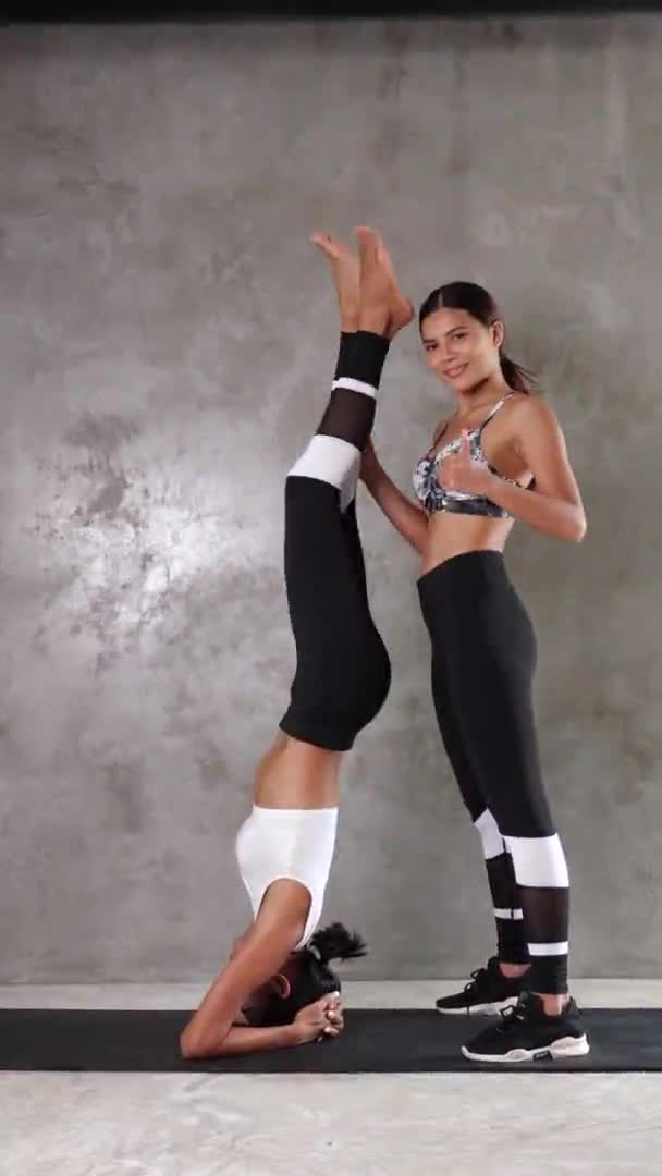 Deux Belles Jeunes Femmes Asiatiques Faisant Exercice Sur Tapis Yoga — Video