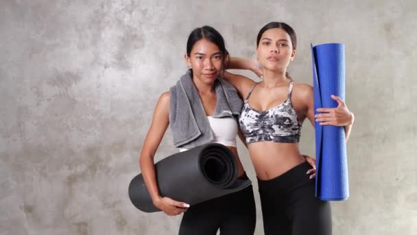 Dos Hermosas Mujeres Asiáticas Posando Con Esterilla Yoga Gimnasio Felices — Vídeo de stock
