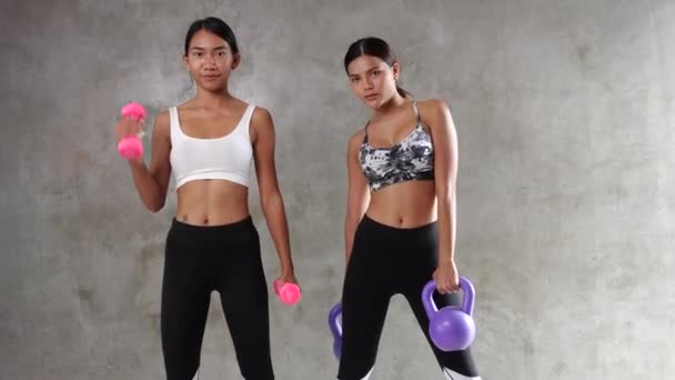 Twee Mooie Jonge Aziatische Vrouwen Die Trainen Met Dombo Sportschool — Stockvideo