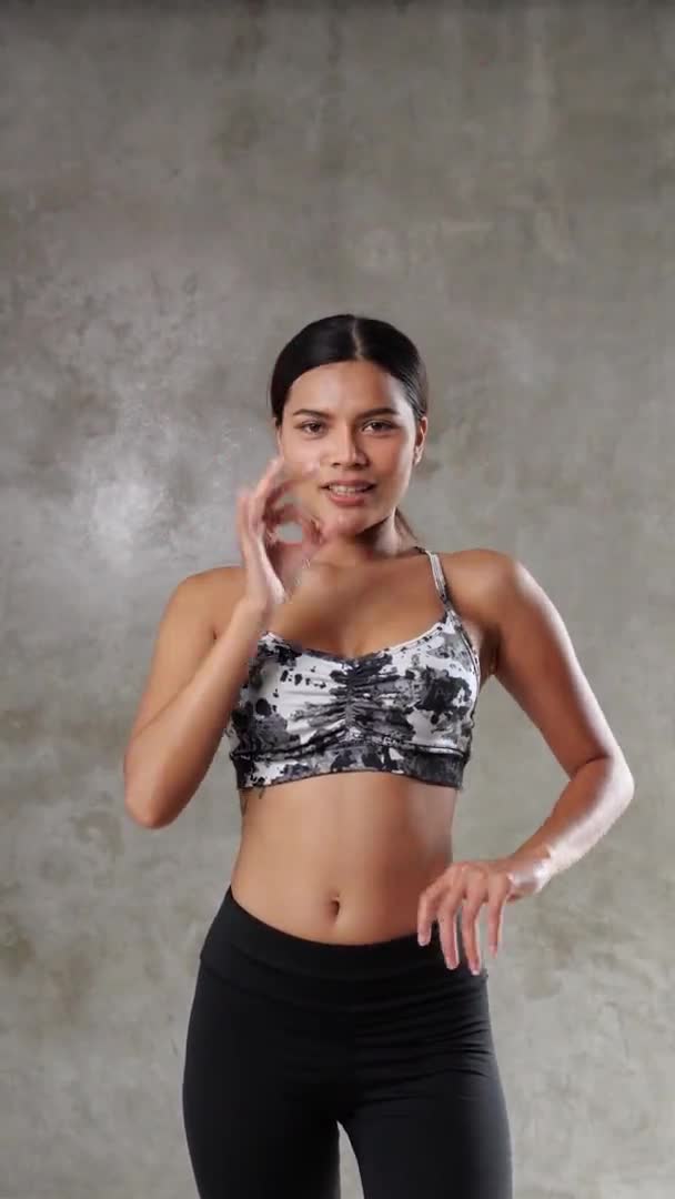 Spor Salonundaki Genç Güzel Asyalı Kadın Mutlu Kız Boş Zamanlarını — Stok video