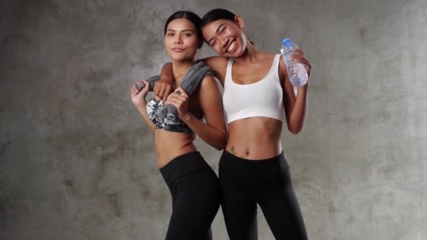 两个漂亮的年轻亚洲女子在体育馆 快乐的女性朋友在体育中心度过了他们的闲暇时光 — 图库视频影像