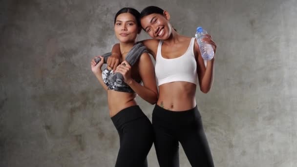 Dos Hermosas Mujeres Asiáticas Jóvenes Gimnasio Felices Amigas Pasando Tiempo — Vídeos de Stock