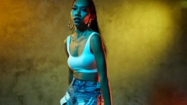 Serbest dans eden güzel Asyalı kız, hip hop, dans salonu, stüdyoda sokak dansı tarzı.